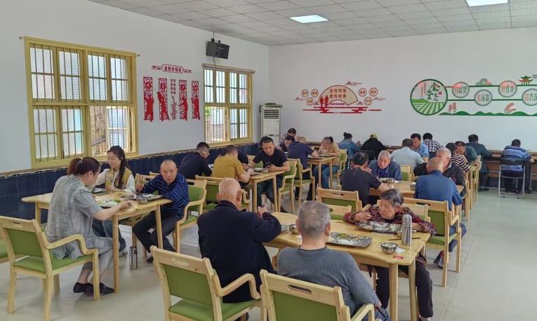 大龍村居家養(yǎng)老服務(wù)站內(nèi),老人們在用歺。望城區(qū)民政局 供圖